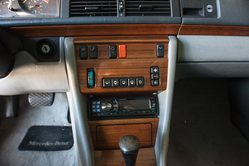 Illustration for article titled Analog Adventures in a 1992 Mercedes 300E : Neo Classic Review
